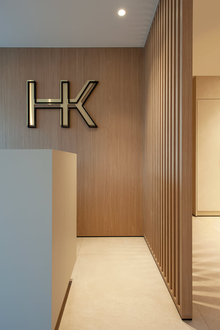 Le mur à fines lamelles offre une variété ludique et élégante